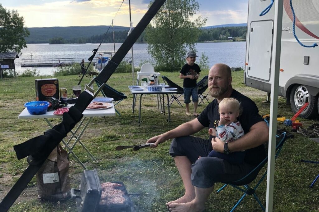 Familj på camping vid norra Sverige